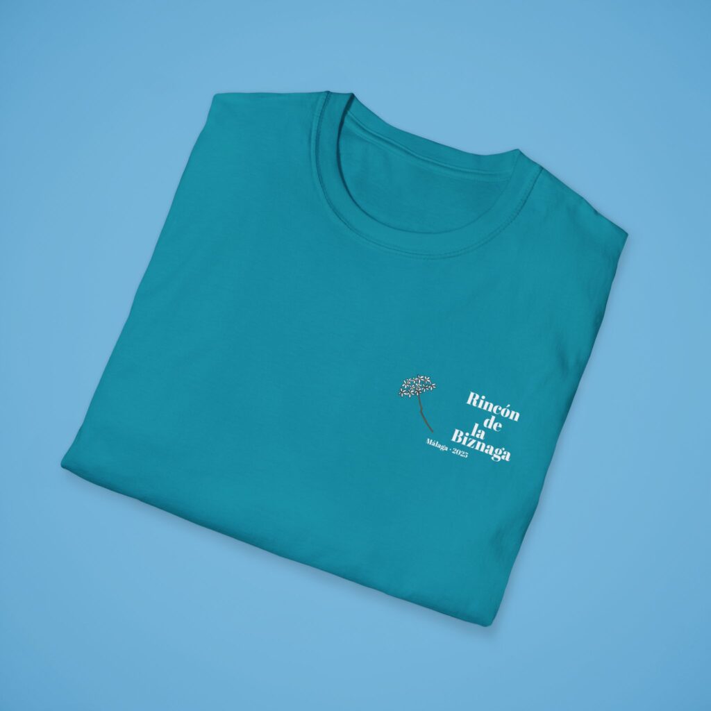 Camiseta básica Rincón de la Biznaga – Algodón ético, logo blanco