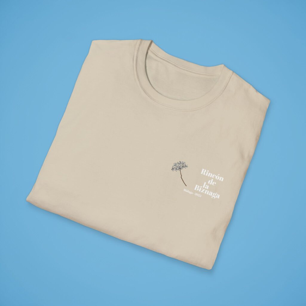 Camiseta básica Rincón de la Biznaga – Algodón ético, logo blanco