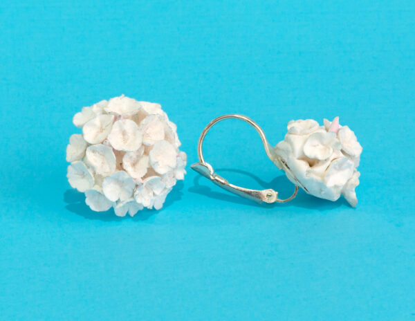 Pendientes Biznaga de porcelana – Hechos a mano en Málaga